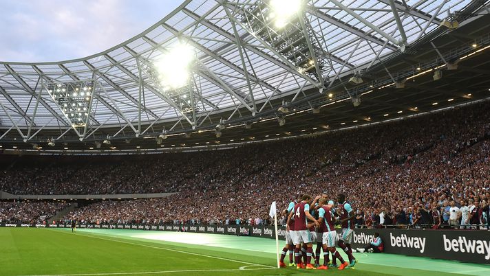 STRATFORD, ENGLAND - AUGUST 04: Cheikhou Kouyate of West Ham United celebrates with the team scoring the second goal during the UEFA Europa League Qualification round match between West Ham United and NK Domzale at London Stadium on August 4, 2016 in Stratford, England. (Photo by Tom Dulat/Getty Images) Incredibile West Ham: in semifinale 46 anni dopo, ancora contro lo stesso avversario - immagine 1