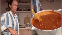 VIDEO / La fidanzata di Lavezzi cucina italiano: paccheri alla bolognese per il Pocho