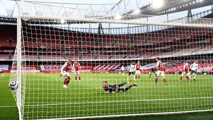 LONDON, ENGLAND - MARCH 14: Erik Lamela of Tottenham Hotspur scores their side's first goal past Bernd Leno of Arsenal during the Premier League match between Arsenal and Tottenham Hotspur at Emirates Stadium on March 14, 2021 in London, England. Sporting stadiums around the UK remain under strict restrictions due to the Coronavirus Pandemic as Government social distancing laws prohibit fans inside venues resulting in games being played behind closed doors. (Photo by Julian Finney/Getty Images) LONDON, ENGLAND - MARCH 14: Erik Lamela of Tottenham Hotspur scores their side's first goal past Bernd Leno of Arsenal during the Premier League match between Arsenal and Tottenham Hotspur at Emirates Stadium on March 14, 2021 in London, England. Sporting stadiums around the UK remain under strict restrictions due to the Coronavirus Pandemic as Government social distancing laws prohibit fans inside venues resulting in games being played behind closed doors. (Photo by Julian Finney/Getty Images)