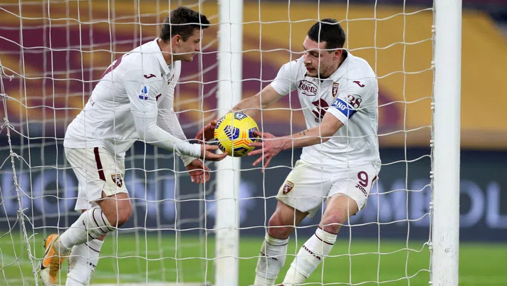 ROME, ITALY - DECEMBER 17: Andrea Belotti of Torino collects the ball from the net after scoring their sides first goal during the Serie A match between AS Roma and Torino FC at Stadio Olimpico on December 17, 2020 in Rome, Italy. The match will be played without fans, behind closed doors as a Covid-19 precaution.  (Photo by Paolo Bruno/Getty Images)