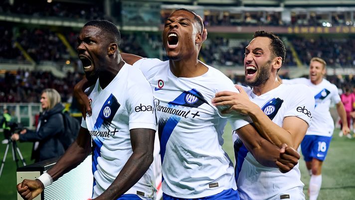 TURIN, ITALY - OCTOBER 21: Marcus Thuram of FC Internazionale celebrates with Denzel Dumfries of FC Internazionale, Hakan Calhanoglu of FC Internazionale after scoring his team's first goal during the Serie A TIM match between Torino FC and FC Internazionale at Stadio Olimpico di Torino on October 21, 2023 in Turin, Italy. (Photo by Mattia Ozbot - Inter/Inter via Getty Images) Inter-Verona: per i nerazzurri missione porta inviolata. E i gialloblù segnano poco - immagine 1