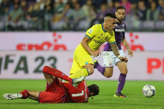 FLORENCE, ITALY - OCTOBER 22: Pietro Terracciano goalkeeper of ACF Fiorentina in action against Lautaro Javier Martínez of FC Internazionale during the Serie A match between ACF Fiorentina and FC Internazionale at Stadio Artemio Franchi on October 22, 2022 in Florence, Italy. (Photo by Gabriele Maltinti/Getty Images) Basile controcorrente: “L’arbitro è una scusa. E il contatto Nico-Skriniar?”- immagine 2