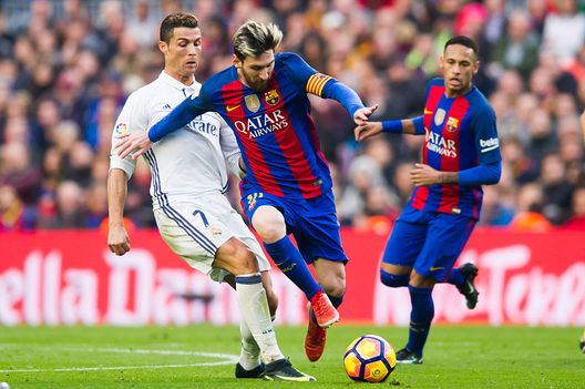 BARCELONA, SPAIN - DECEMBER 03: Lionel Messi of FC Barcelona conducts the ball next to Cristiano Ronaldo of Real Madrid CF during the La Liga match between FC Barcelona and Real Madrid CF at Camp Nou stadium on December 3, 2016 in Barcelona, Spain. (Photo by Alex Caparros/Getty Images) BARCELONA, SPAIN - DECEMBER 03: Lionel Messi of FC Barcelona conducts the ball next to Cristiano Ronaldo of Real Madrid CF during the La Liga match between FC Barcelona and Real Madrid CF at Camp Nou stadium on December 3, 2016 in Barcelona, Spain. (Photo by Alex Caparros/Getty Images)