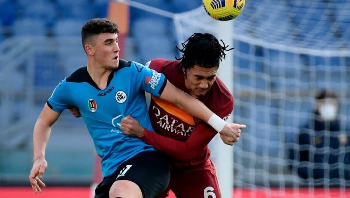 Spezia's Italian forward Roberto Piccoli (L) and Roma's English defender Chris Smalling go for a header during the Italian Serie A football match AS Rome vs La Spezia on January 23, 2021 at the Olympic stadium in Rome. (Photo by Filippo MONTEFORTE / AFP) (Photo by FILIPPO MONTEFORTE/AFP via Getty Images) Sky: “Non solo Scamacca: la Juve ha chiesto anche questi 2 talenti in attacco” - immagine 1