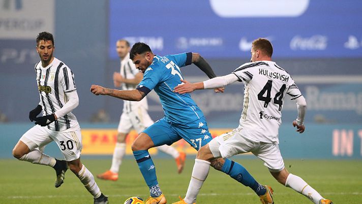 REGGIO NELL'EMILIA, ITALY - JANUARY 20: Andrea Petagna of Napoli breaks past Dejan Kulusevski of Juventus during the Italian PS5 Supercup match between Juventus and SSC Napoli at Mapei Stadium - Citta' del Tricolore on January 20, 2021 in Reggio nell'Emilia, Italy. Sporting stadiums around Italy remain under strict restrictions due to the Coronavirus Pandemic as Government social distancing laws prohibit fans inside venues resulting in games being played behind closed doors. (Photo by Marco Luzzani/Getty Images) 