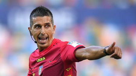 UDINE, ITALY - AUGUST 27: Referee Livio Marinelli gestures during the Serie A match between Udinese Calcio and Venezia FC at Dacia Arena on August 27, 2021 in Udine, Italy. (Photo by Alessandro Sabattini/Getty Images)