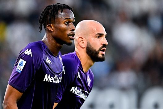 LA SPEZIA, ITALY - OCTOBER 30: Christian Kouamé (L) and Riccardo Saponara of Fiorentina look on during the Serie A match between Spezia Calcio and ACF Fiorentina at Stadio Alberto Picco on October 30, 2022 in La Spezia, Italy. (Photo by Simone Arveda/Getty Images) Saponara: “Abbiamo passato un mese complicato, ora siamo tornati a correre”- immagine 2