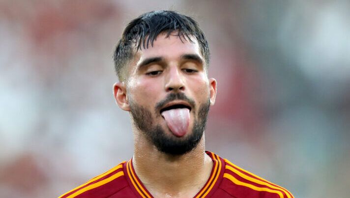 ROME, ITALY - AUGUST 20: Houssem Aouar of AS Roma during the Serie A TIM match between AS Roma and US Salernitana at Stadio Olimpico on August 20, 2023 in Rome, Italy. (Photo by Paolo Bruno/Getty Images) DAI CAMPI – In gruppo Ikoné e Aouar! Pellegrini, Coulibaly, Dia, Ilic, Vlasic, Vojvoda, Petagna… - immagine 1