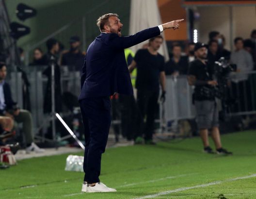 VENEZIA, ITALY - SEPTEMBER 27: Head coach of Venezia Paolo Zanetti gestures during the Serie A match between Venezia FC and Torino FC at Stadio Pierluigi Penzo on September 27, 2021 in Venezia, Italy. (Photo by Maurizio Lagana/Getty Images) VENEZIA, ITALY - SEPTEMBER 27: Head coach of Venezia Paolo Zanetti gestures during the Serie A match between Venezia FC and Torino FC at Stadio Pierluigi Penzo on September 27, 2021 in Venezia, Italy. (Photo by Maurizio Lagana/Getty Images)