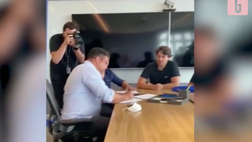 VIDEO, Ronaldo Il Fenomeno compra il ‘suo’ Cruzeiro: ecco il momento della firma