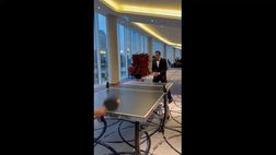 VIDEO / Federer, che stile: partita a ping pong con lo smoking