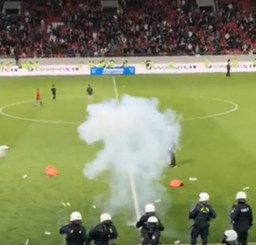 Derby di Atene, Olympiacos-AEK: i tifosi hanno raggiunto la porta degli spogliatoi- immagine 2