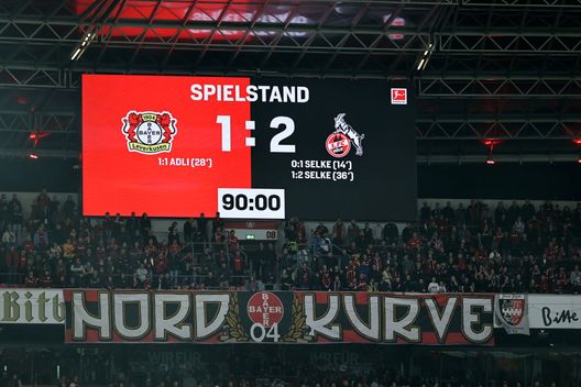 (Photo by Christof Koepsel/Getty Images) Derby del Reno spostato di 2 giorni? I tifosi del Colonia protestano, palle da tennis contro tutti- immagine 2