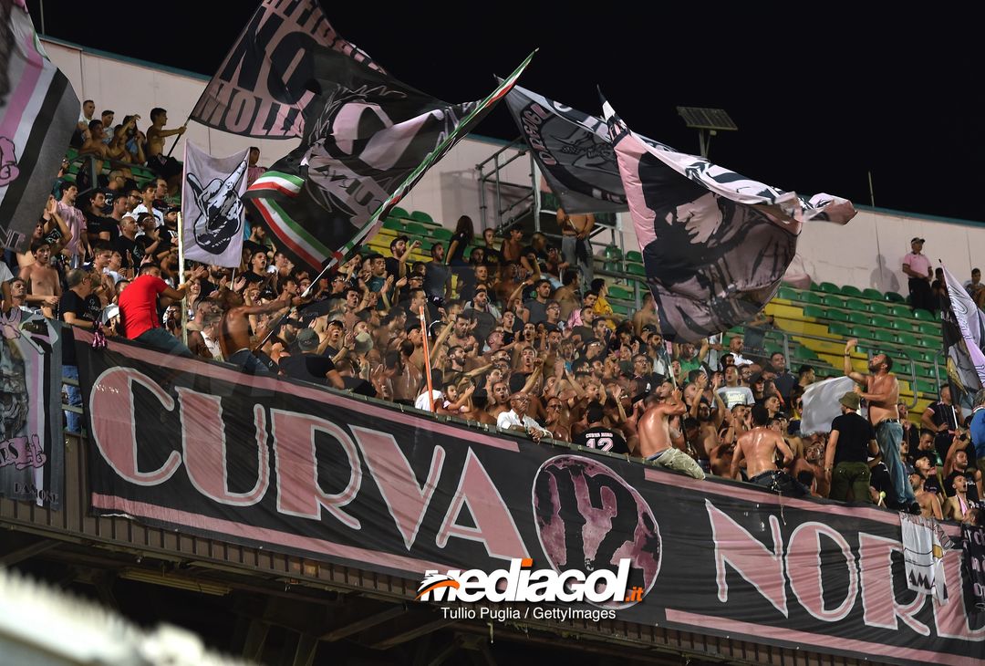  PALERMO, ITALY - AUGUST 05: Fans of Palermo show their support during the TIM Cup match between US Citta' di Palermo and Vicenza Calcio at Stadio Renzo Barbera on August 5, 2018 in Palermo, Italy.  (Photo by Tullio M. Puglia/Getty Images) 