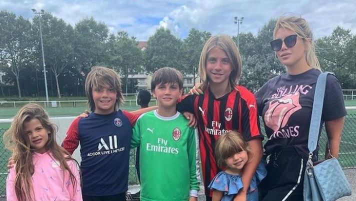 Wanda festeggia il “Dia de la madre”: “Buona giornata a me, i miei figli sono la mia vita” Wanda festeggia il “Dia de la madre”: “Buona giornata a me, i miei figli sono la mia vita” - immagine 1