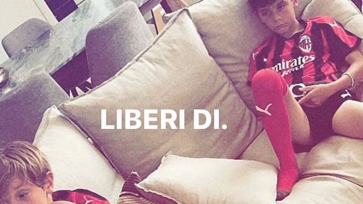 Leonardo Bonucci, ex giocatore del Milan, fotografa i suoi due figli con la maglia rossonera 