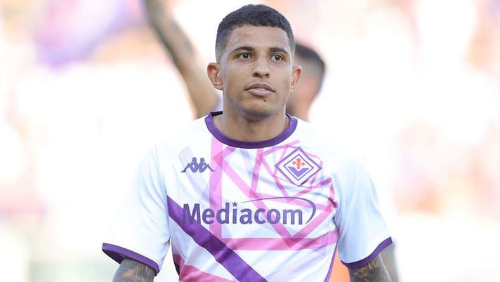 FLORENCE, ITALY - AUGUST 14: Domilson Cordeiro dos Santos known as Dodo of ACF Fiorentina looks on during the Serie A match between ACF Fiorentina and US Cremonese at Stadio Artemio Franchi on August 14, 2022 in Florence, . (Photo by Gabriele Maltinti/Getty Images) Dodo: “Fiorentina, ecco perché l’inizio non è stato facile. E al primo gol farò…” - immagine 1