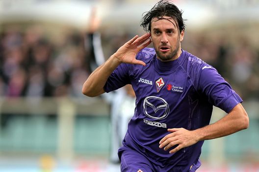 FLORENCE, ITALY - DECEMBER 16: Luca Toni of ACF Fiorentina celebrates after scoring the opening goal during the Serie A match between ACF Fiorentina and AC Siena at Stadio Artemio Franchi on December 16, 2012 in Florence, Italy. (Photo by Gabriele Maltinti/Getty Images) Toni su Vlahovic: “Problemi dipendono dalla Juve, ma lui non è un trascinatore”- immagine 2