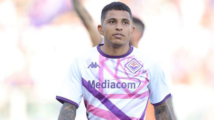 FLORENCE, ITALY - AUGUST 14: Domilson Cordeiro dos Santos known as Dodo of ACF Fiorentina looks on during the Serie A match between ACF Fiorentina and US Cremonese at Stadio Artemio Franchi on August 14, 2022 in Florence, . (Photo by Gabriele Maltinti/Getty Images) Dodò, non grave l’infortunio accusato col Milan: le indicazioni sul rientro in campo - immagine 1