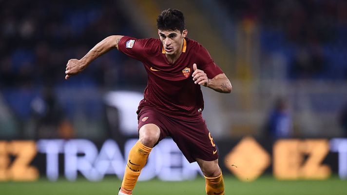 Roma's midfielder from Argentina Diego Perotti controls the ball during the Italian Serie A football match Roma vs AC Milan at the Olympic Stadium in Roma on December 12, 2016. / AFP / FILIPPO MONTEFORTE (Photo credit should read FILIPPO MONTEFORTE/AFP/Getty Images) Roma, Di Francesco cambia ruolo a Perotti: “Così è più pericoloso, vi spiego tutto” - immagine 1