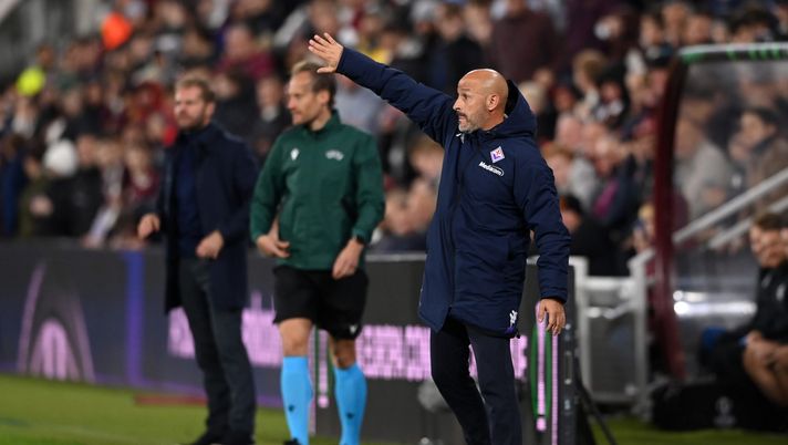 EDINBURGH, SCOTLAND - OCTOBER 06: Vincenzo Italiano, Head Coach of ACF Fiorentina gives their team instructions during the UEFA Europa Conference League group A match between Heart of Midlothian and ACF Fiorentina at Tynecastle Park on October 06, 2022 in Edinburgh, Scotland. (Photo by Stu Forster/Getty Images) Italiano (Sky): “Serata felice, ci serviva una gara così. Bravi Jovic e Kouamè” - immagine 1