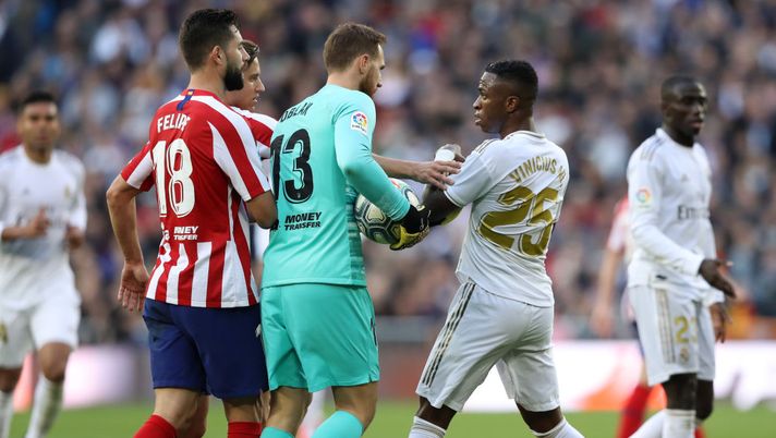 MADRID, SPAIN - FEBRUARY 01: Vinicius Junior of Real Madrid argues with Jan Oblak and Felipe of Atletico de Madrid during the Liga match between Real Madrid CF and Club Atletico de Madrid at Estadio Santiago Bernabeu on February 01, 2020 in Madrid, Spain. (Photo by Angel Martinez/Getty Images) Real-Atletico: ecco giorno e ora del derby del Bernabeu - immagine 1