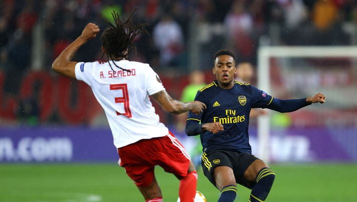 PIRAEUS, GREECE - FEBRUARY 20: Joe Willock of Arsenal and Ruben Semedo of Olympiacos FC challenge for the ball during the UEFA Europa League round of 32 first leg match between Olympiacos FC and Arsenal FC at Karaiskakis Stadium on February 20, 2020 in Piraeus, Greece. (Photo by Richard Heathcote/Getty Images) PIRAEUS, GREECE - FEBRUARY 20: Joe Willock of Arsenal and Ruben Semedo of Olympiacos FC challenge for the ball during the UEFA Europa League round of 32 first leg match between Olympiacos FC and Arsenal FC at Karaiskakis Stadium on February 20, 2020 in Piraeus, Greece. (Photo by Richard Heathcote/Getty Images)