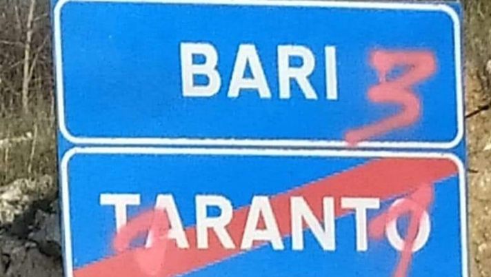 I cartelli stradali violati: i tarantini “Mettete questa foto negli spogliatoi!” I cartelli stradali violati: i tarantini “Mettete questa foto negli spogliatoi!” - immagine 1