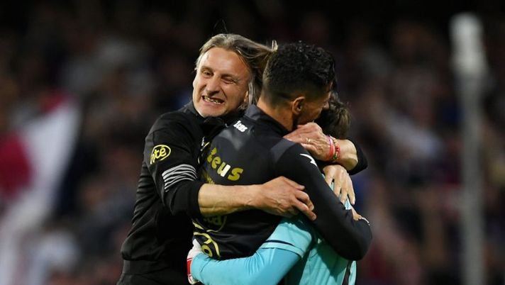 SALERNO, ITALY - MAY 05: Davide Nicola (L), Head Coach of Salernitana celebrates with their team after victory in the Serie A match between US Salernitana and Venezia at Stadio Arechi on May 05, 2022 in Salerno, Italy. (Photo by Francesco Pecoraro/Getty Images) Salernitana salva, Nicola: “Se resto? Ora mi godo il momento! Nelle avventure che scelgo…” - immagine 1