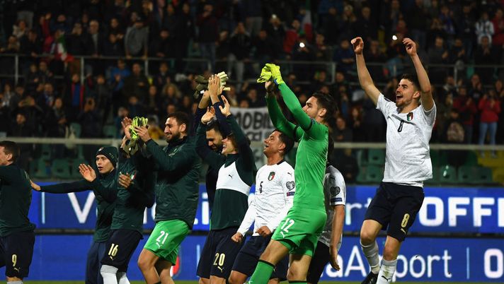 PALERMO, ITALY - NOVEMBER 18: Players of Italy celebrate during the UEFA Euro 2020 Qualifier between Italy and Armenia on November 18, 2019 in Palermo, Italy. (Photo by Claudio Villa/Getty Images) PALERMO, ITALY - NOVEMBER 18: Players of Italy celebrate during the UEFA Euro 2020 Qualifier between Italy and Armenia on November 18, 2019 in Palermo, Italy. (Photo by Claudio Villa/Getty Images)