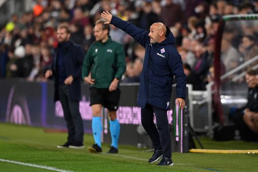 EDINBURGH, SCOTLAND - OCTOBER 06: Vincenzo Italiano, Head Coach of ACF Fiorentina gives their team instructions during the UEFA Europa Conference League group A match between Heart of Midlothian and ACF Fiorentina at Tynecastle Park on October 06, 2022 in Edinburgh, Scotland. (Photo by Stu Forster/Getty Images) Il commento: “Leggerezza viola. Italiano ha ancora le redini del gruppo”- immagine 2