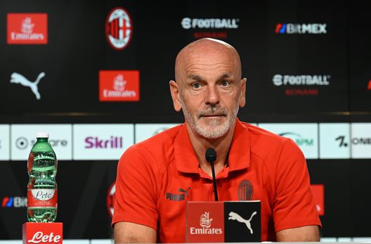 Stefano Pioli (allenatore AC Milan) durante una conferenza stampa a Milanello | Milan News (Getty Images) Stefano Pioli AC Milan conferenza stampa