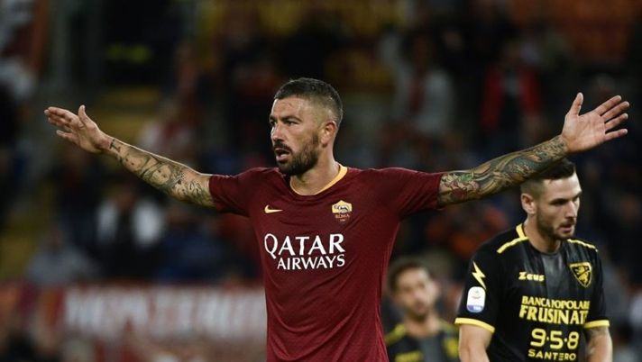 As Roma's defender Aleksandar Kolarov from Serbia (C) celebrates after scoring a goal during the Serie A football match Roma vs Frosinone on September 26, 2018 at the Olympic Stadium in Rome. (Photo by Filippo MONTEFORTE / AFP) (Photo credit should read FILIPPO MONTEFORTE/AFP/Getty Images) Perotti, De Rossi, Dzeko e la novità Kolarov: lo strano caso del rigorista della Roma - immagine 1