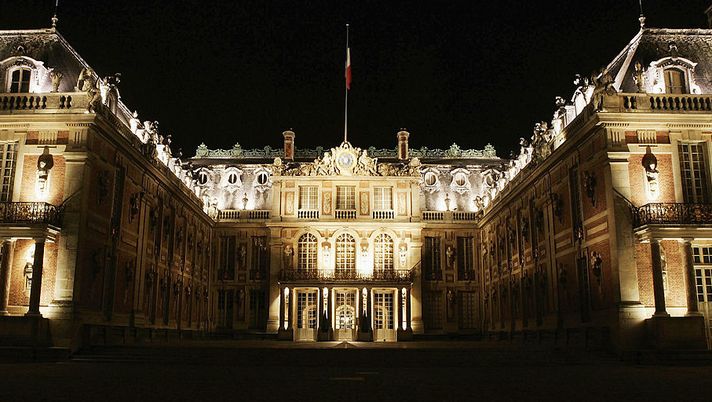 VERSAILLES, FRANCE - SEPTEMBER 29: The facade of the Versailles castle is seen at night, September 29, 2004 in Versailles, France. To end the Grandes Eaux Musicales season, the Palace of Versailles organize a night time celebration of contemporary art, much of it exhibited in seldom explored regions of the palace. (Photo by Pascal Le Segretain/Getty Images) Versailles, la favola continua: è in semifinale di Coppa di Francia - immagine 1