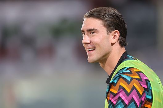 FLORENCE, ITALY - MAY 21: Dusan Vlahovic of Juventus looks on during the Serie A match between ACF Fiorentina and Juventus at Stadio Artemio Franchi on May 21, 2022 in Florence, Italy. (Photo by Gabriele Maltinti/Getty Images) Tiribocchi: “Vlahovic? A Firenze giocava per salvarsi, faceva un lavoro sporco”- immagine 2