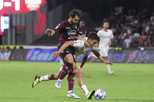 SALERNO, ITALY - AUGUST 14: AS Roma player Paulo Dybala competes with Salernitana player Antonio Candreva during the Serie A match between Salernitana and AS Roma at Stadio Arechi on August 14, 2022 in Salerno, . (Photo by Luciano Rossi/AS Roma via Getty Images) Consigli Fantacalcio, 5 centrocampisti per la 5a giornata: Calhanoglu da ex, occhio a Pasalic e Vlasic- immagine 4