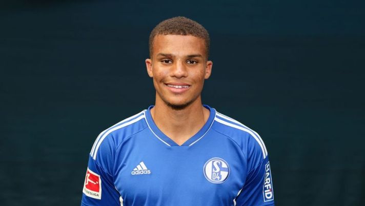 GELSENKIRCHEN, GERMANY - JUNE 30: Malick Thiaw of FC Schalke 04 poses during the team presentation on June 30, 2022 in Gelsenkirchen, Germany. (Photo by Andreas Rentz/Getty Images) Thiaw è del Milan: oggi arriverà in ottica visite e firme, il costo di questo affare… - immagine 1