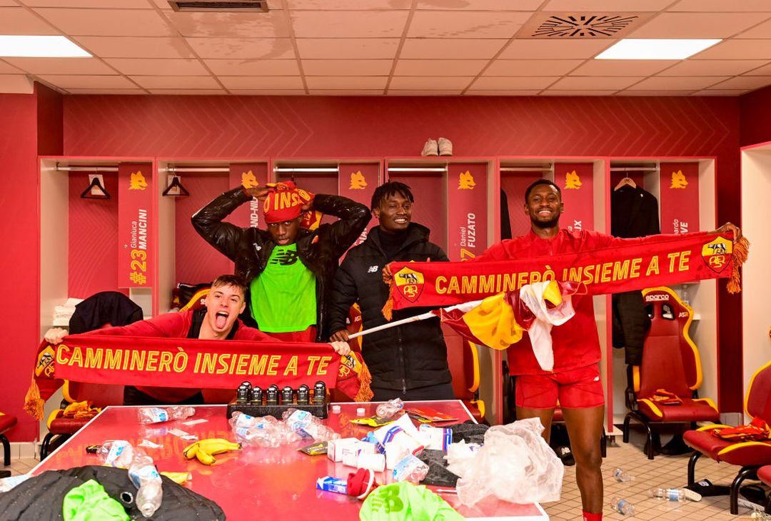 La Roma si scatena: Mancini con la bandiera, Abraham si spoglia – FOTO GALLERY - immagine 57