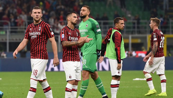 MILAN, ITALY - SEPTEMBER 21: Players of Milan greet supporters after losing the Serie A match between AC Milan and FC Internazionale at Stadio Giuseppe Meazza on September 21, 2019 in Milan, Italy. (Photo by Tullio M. Puglia/Getty Images) MILAN, ITALY - SEPTEMBER 21: Players of Milan greet supporters after losing the Serie A match between AC Milan and FC Internazionale at Stadio Giuseppe Meazza on September 21, 2019 in Milan, Italy. (Photo by Tullio M. Puglia/Getty Images)