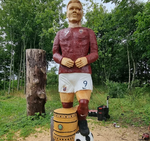 Norvegia, non gli assomiglia per niente: rubata la statua di 3 metri di Haaland- immagine 2