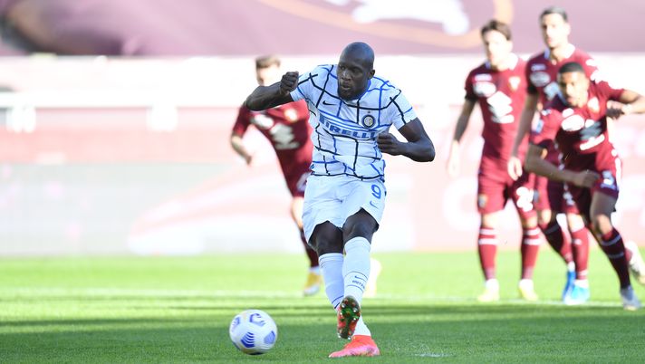 TURIN, ITALY - MARCH 14: Romelu Lukaku of Internazionale scores their side's first goal from the penalty spot during the Serie A match between Torino FC and FC Internazionale at Stadio Olimpico di Torino on March 14, 2021 in Turin, Italy. Sporting stadiums around Italy remain under strict restrictions due to the Coronavirus Pandemic as Government social distancing laws prohibit fans inside venues resulting in games being played behind closed doors. (Photo by Valerio Pennicino/Getty Images) Calciomercato Serie A, il tabellone: Lukaku-Inter è il primo grande colpo - immagine 1