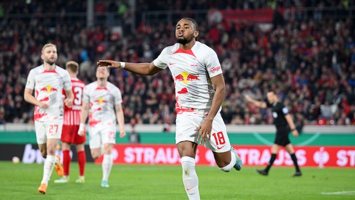 FREIBURG IM BREISGAU, GERMANY - MAY 02: Christopher Nkunku of RB Leipzig celebrates after scoring the team's fourth goal during the DFB Cup semifinal match between Sport-Club Freiburg and RB Leipzig at Europa-Park Stadion on May 02, 2023 in Freiburg im Breisgau, Germany. (Photo by Matthias Hangst/Getty Images) Il Napoli guarda in Bundesliga, nome nuovo per l’attacco: il profilo - immagine 1