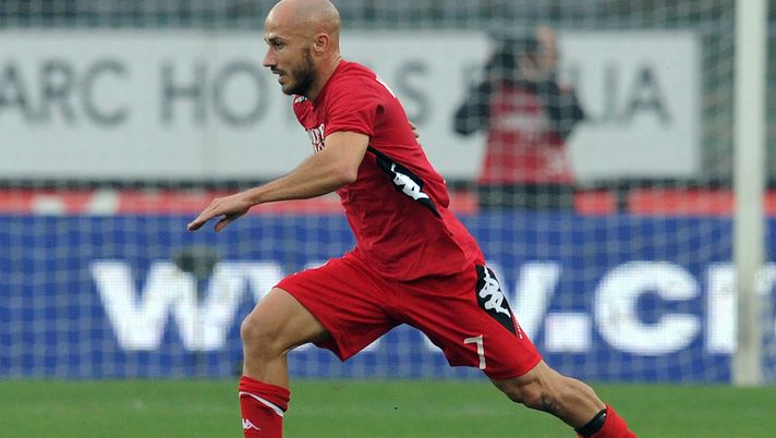 VERONA, ITALY - NOVEMBER 25:  Francesco Valiani of Siena in action during the Serie A match between AC Chievo Verona and AC Siena at Stadio Marc'Antonio Bentegodi on November 25, 2012 in Verona, Italy.  (Photo by Giuseppe Bellini/Getty Images) 
