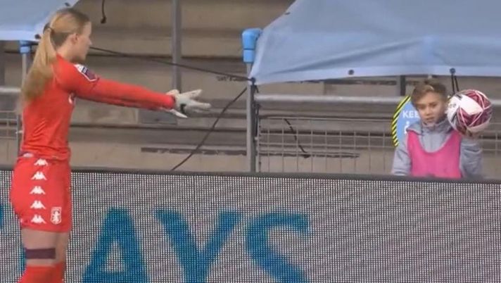 Calcio femminile inglese, un raccattapalle si rifiuta di restituire la palla… Calcio femminile inglese, un raccattapalle si rifiuta di restituire la palla… - immagine 1