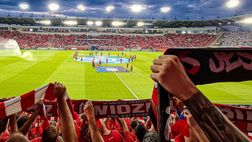 Gol annullato e lanci di oggetti al derby di Polonia: il Legia vince dopo 9 anni di attesa