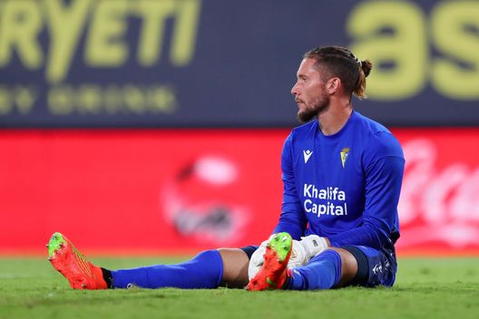 CADIZ, SPAIN - SEPTEMBER 10: Jeremias Ledesma of Cadiz CF looks dejected after conceding their side's fourth goal during the LaLiga Santander match between Cadiz CF and FC Barcelona at Estadio Nuevo Mirandilla on September 10, 2022 in Cadiz, Spain. (Photo by Fran Santiago/Getty Images) Cadice, un tifoso ha un malore: il portiere Ledesma corre in aiuto lanciando il defibrillatore in curva- immagine 2