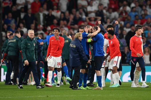 LONDON, ENGLAND - JULY 11: Leonardo Bonucci and Giorgio Chiellini of Italy celebrate following their team's victory in the UEFA Euro 2020 Championship Final between Italy and England at Wembley Stadium on July 11, 2021 in London, England. (Photo by Andy Rain - Pool/Getty Images) Chiellini: “Non siamo stati presuntuosi, spero si continui con Mancini. Addio? Non ci penso adesso”- immagine 2