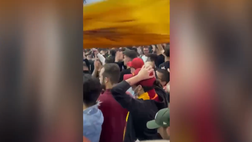 VIDEO – Damiano dei Maneskin “fuori di testa” in curva Sud durante Roma-Napoli