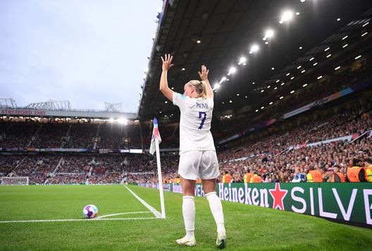 MANCHESTER, ENGLAND - JULY 06: Beth Mead of England prepares to take a corner kick during the UEFA Women's Euro England 2022 group A match between England and Austria at Old Trafford on July 06, 2022 in Manchester, England. (Photo by Laurence Griffiths/Getty Images) Le inglesi preoccupate dal total white: “Quando arriva quel giorno del mese…” - immagine 1