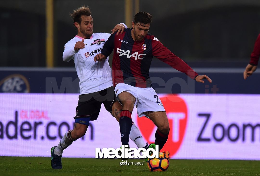  BOLOGNA, ITALY - NOVEMBER 20:  Luca Rizzo (R), of Bologna, is challenged by Alessandro Diamanti (L), of Palermo,  during the Serie A match between Bologna FC and US Citta di Palermo at Stadio Renato Dall'Ara on November 20, 2016 in Bologna, Italy.  (Photo by Tullio M. Puglia/Getty Images) 